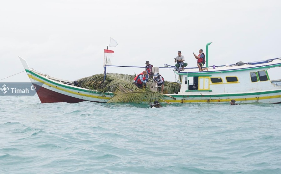 PT Timah dan Kelompok Nelayan Batu Kemiri Tenggelamkan 73 Rumpon untuk Jaga Ekosistem Laut Bangka Tengah