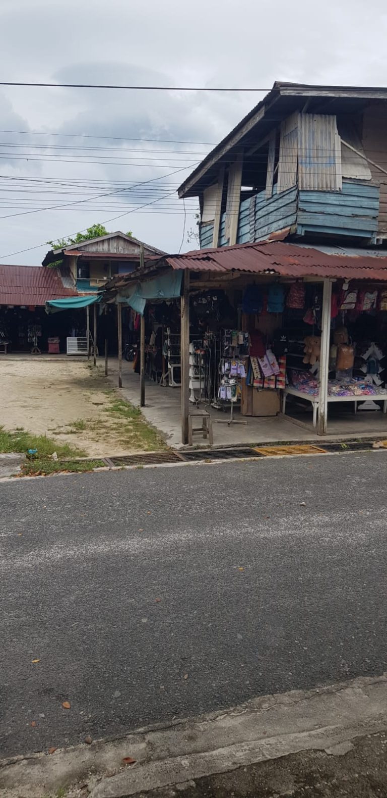 Kondisi toko pakaian sepi pengunjung